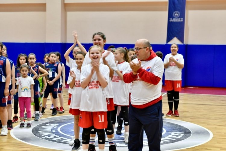 U11 kızları şampiyonluk kupalarını başkan Ş&uuml;kr&uuml; Erdem'den aldılar