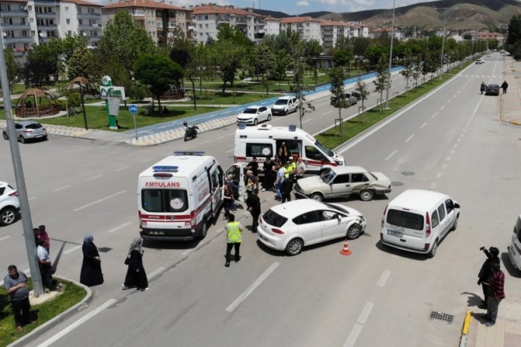 Aksaray'da 2 otomobil birbirine girdi!