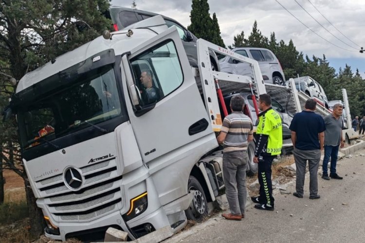 Burdur'da araba y&uuml;kl&uuml; tır şarampole dalarak toprak zemine saplandı