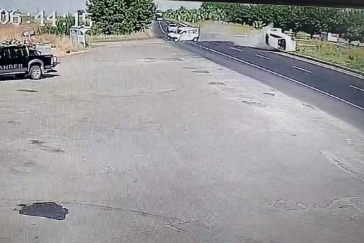 Şanlıurfa'da hafif ticari ara&ccedil; ile otomobil &ccedil;arpıştı