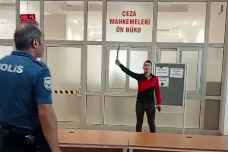 Adana'da Mehdi olduğunu &ouml;ne s&uuml;rerek adliyede eylem yaptı