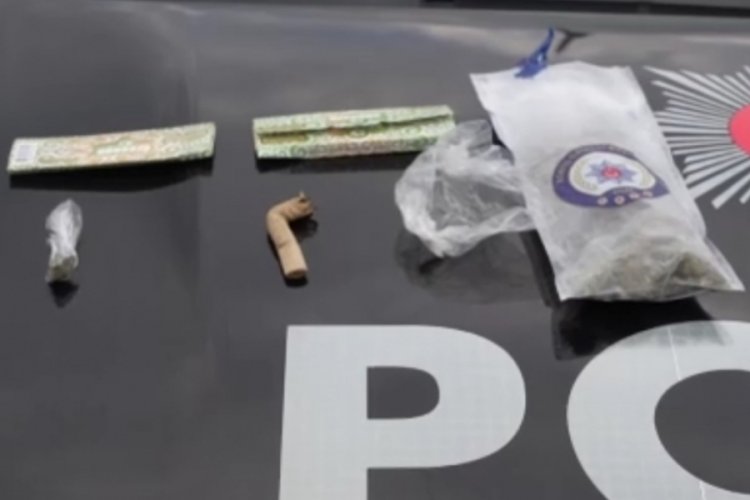Edirne'de dur ihtarına uymayan şahıslar otomobilden uyuşturucu attı