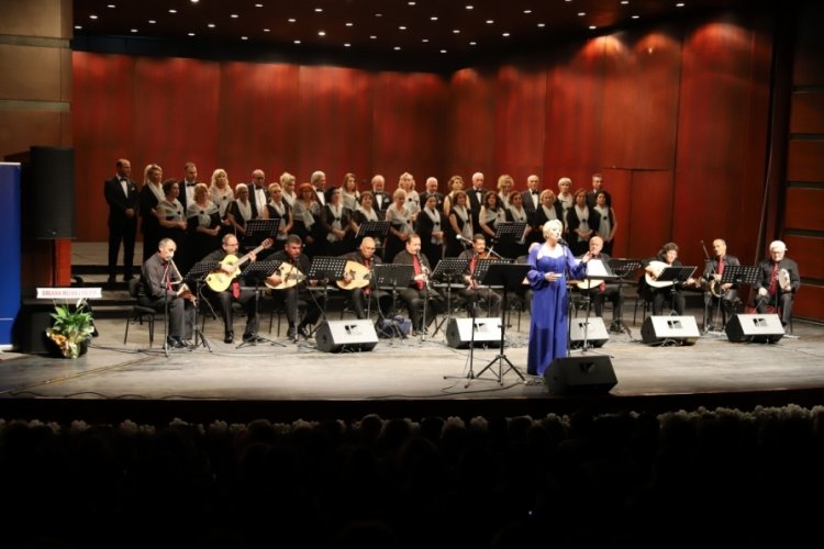 Eskişehir ESO Sanat M&uuml;ziği Korosu eşsiz par&ccedil;alarıyla geceye damga vurdu