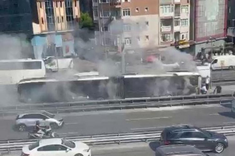 İstanbul'da metrob&uuml;ste yangın &ccedil;ıktı