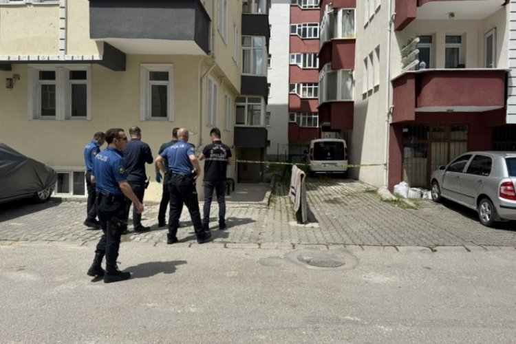 Evdeki tartışma kavgaya d&ouml;n&uuml;şt&uuml;, bı&ccedil;aklayıp balkondan attılar