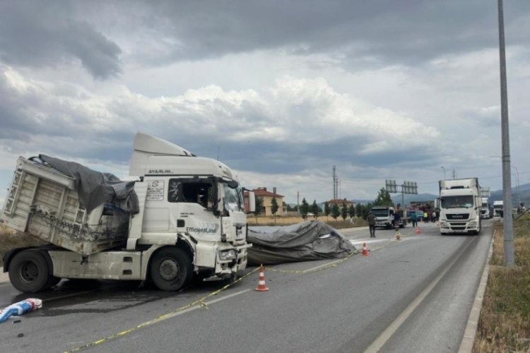 Tırla kamyonetin &ccedil;arpıştığı kazada 2 kişi &ouml;ld&uuml;, 1 kişi yaralandı