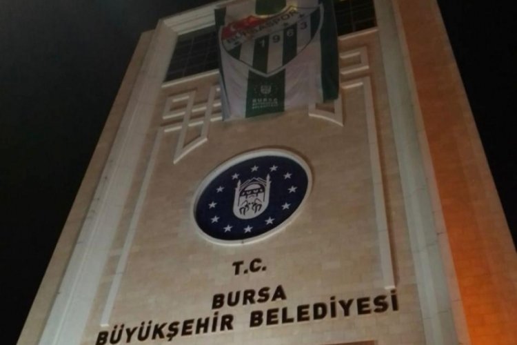 Bursa B&uuml;y&uuml;kşehir Belediye binasına Bursaspor bayrağı asıldı!