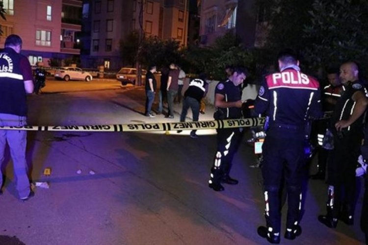 Annesini eve kilitledi: Polislere bı&ccedil;akla saldırdı!