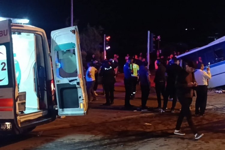 Kırıkkale'de otomobil ile dolmuşun &ccedil;arpışması sonucu 22 kişi yaralandı