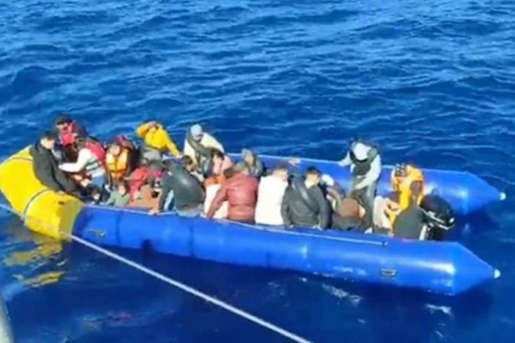 Ka&ccedil;ak g&ouml;&ccedil;menler lastik botları arıza yapınca yardım istedi