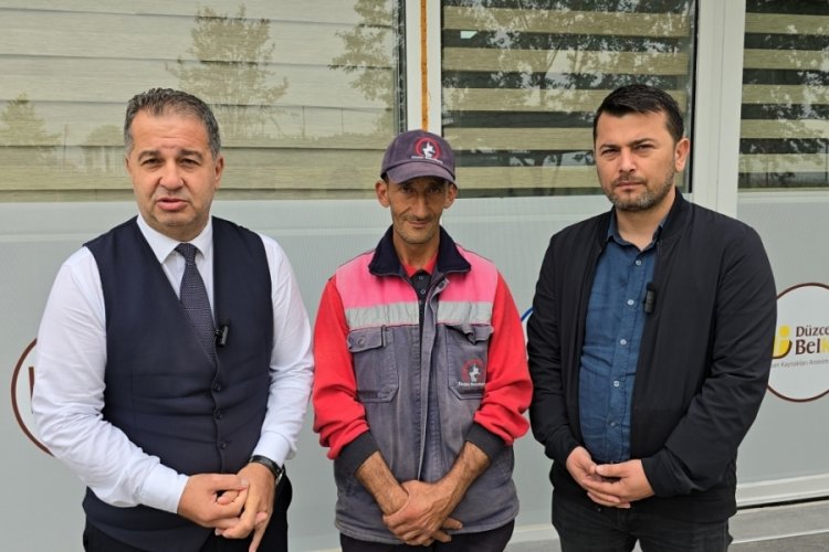 D&uuml;zce'de temizlik g&ouml;revlisinden &ouml;rnek davranış
