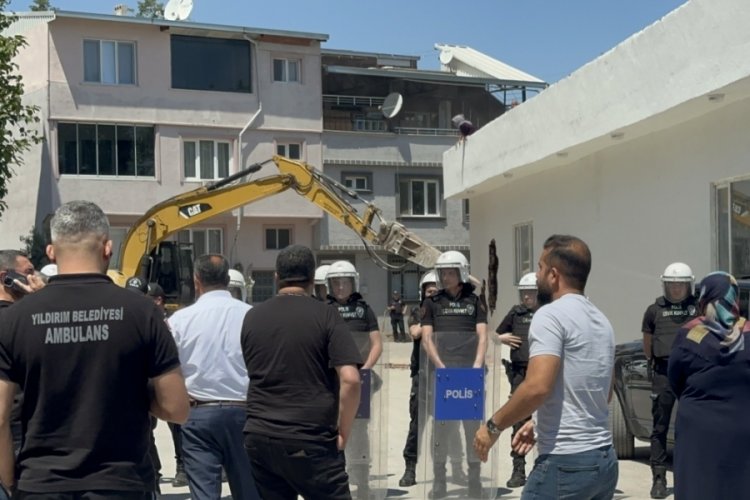 Bursa'da ka&ccedil;ak yaptığı yapı 4 kez yıkıldı! 5.'de &ccedil;atıya &ccedil;ıkarak direndiler