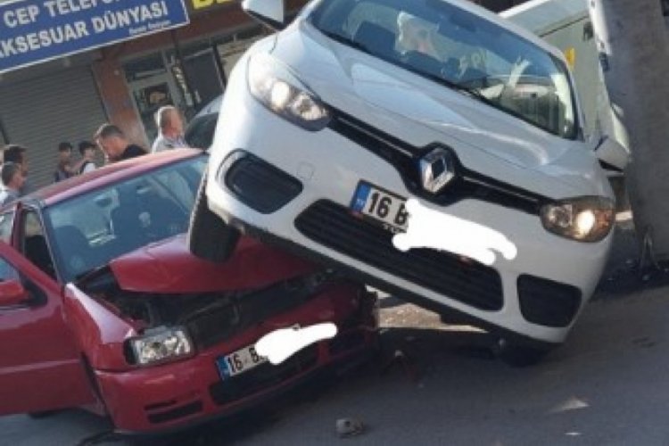 Bursa'da trafik kazası! Diğer aracın &uuml;st&uuml;ne &ccedil;ıktı