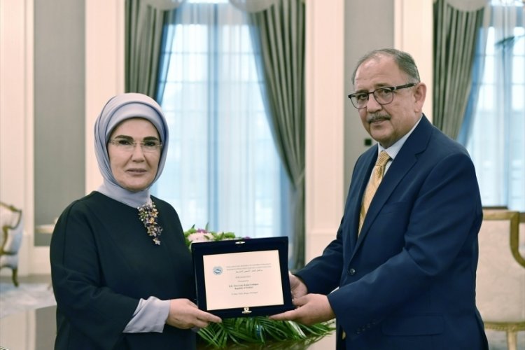 Emine Erdoğan AKDENİZ-PA &Ouml;d&uuml;l&uuml;'n&uuml; teslim aldı