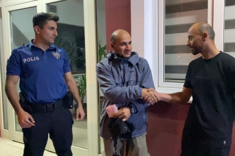 Bursa'da yolda bulduğu 25 bin lirayı sahibine teslim etti