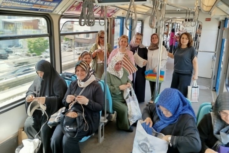 Bursa'da Gazze i&ccedil;in metroda &ouml;rg&uuml; &ouml;rd&uuml;ler