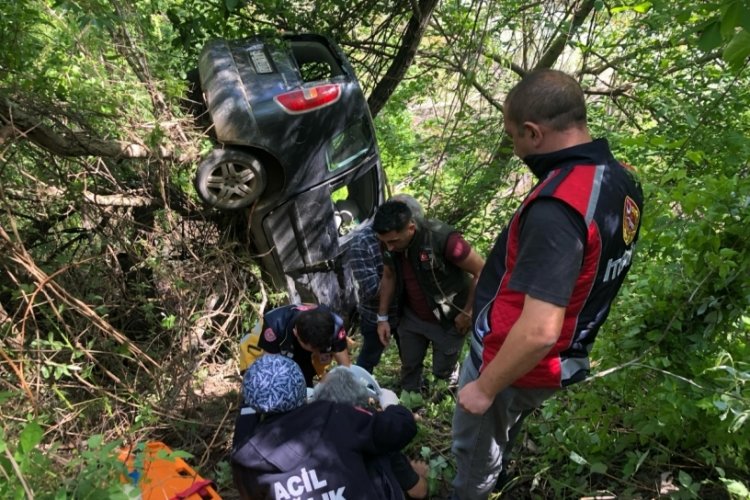 Artvin'da yoldan &ccedil;ıkan ara&ccedil; şarampole devrildi!