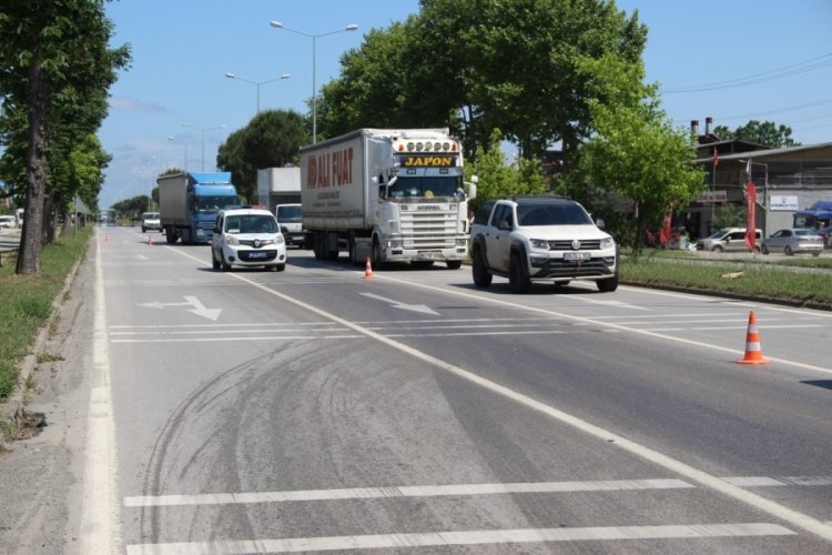 Samsun'da yola d&ouml;k&uuml;len balık yağı kazaya yol a&ccedil;tı
