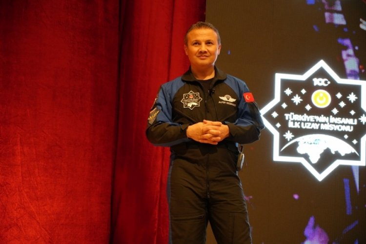Alper Gezeravcı Bursa'da &ouml;ğrencilerle buluştu