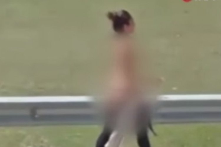 Ağrı'da &ccedil;ıplak gezen kadın herkesi şoka uğrattı