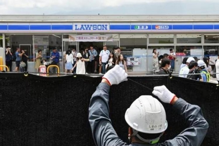 Japonya'da 'turist' sorunu: Manzarayı engelleyen bariyeri delik deşik ettiler!