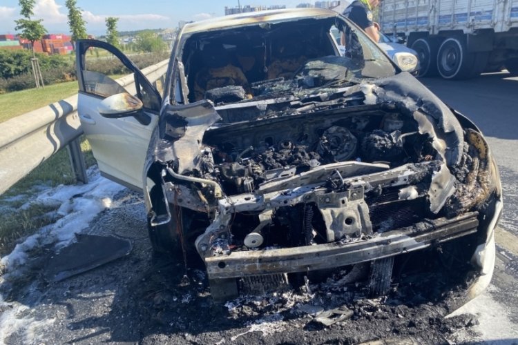 İstanbul'da seyir halindeki ara&ccedil; alev alev yandı