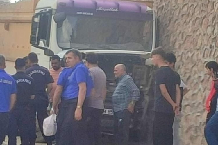 Elazığ'da kamyon duvara &ccedil;arptı!