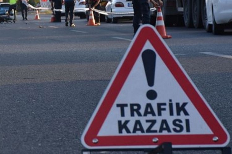 Sakarya'da tır ile otomobil &ccedil;arpıştı: 2 kişi can verdi