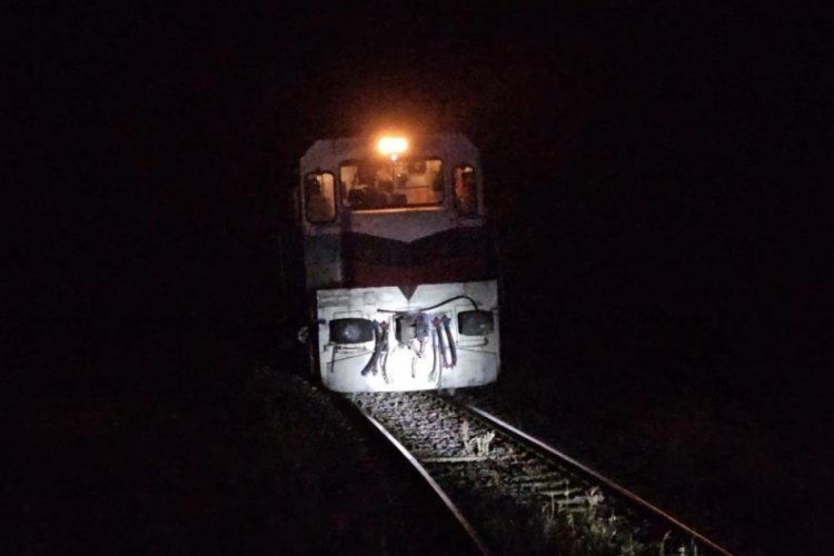 Diyarbakır'da y&uuml;k treni otomobile &ccedil;arptı: 2 yaralı