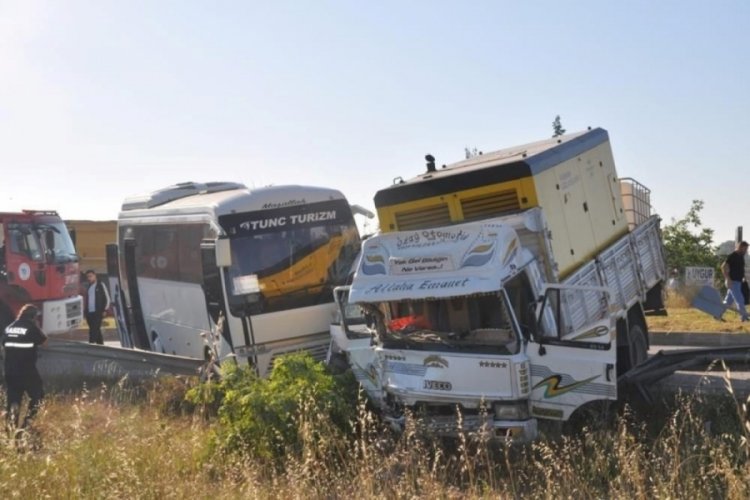 Tekirdağ'da iş&ccedil;i servislerine kamyonet &ccedil;arptı: 18 yaralı