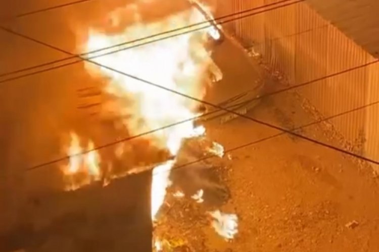 Bursa'da garajda park halinde 2 otomobil alev alev yandı