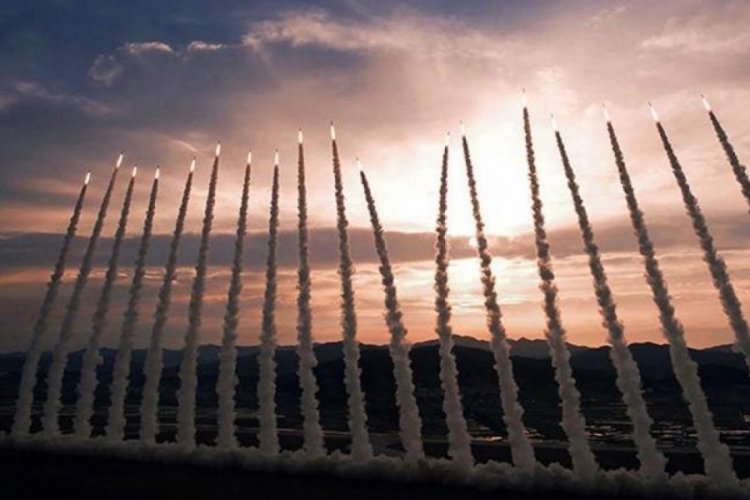 Kuzey Kore'den t&uuml;yler &uuml;rperten ateş yağmuru!