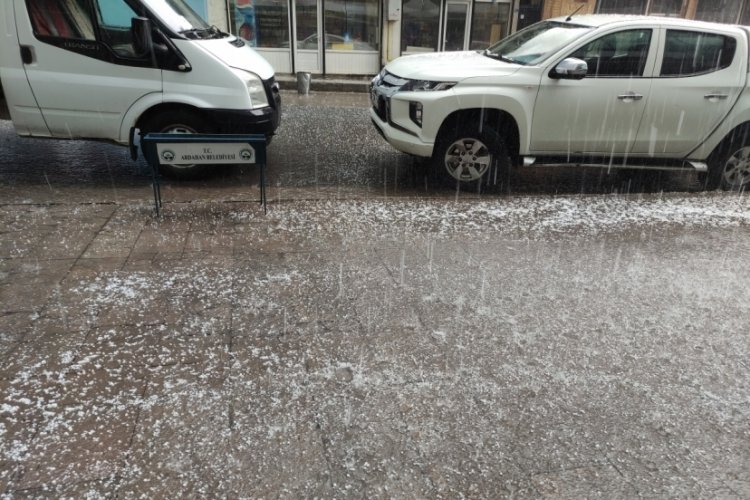Ardahan'da dolu yağışı şehri beyaz &ouml;rt&uuml;yle kapladı