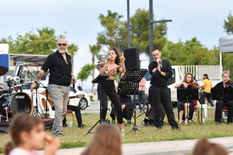 Antalya'da G&uuml;n Batımı Akustik Konseri muhteşem g&ouml;r&uuml;nt&uuml;lere sahne oldu