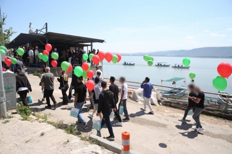 Bursa'da &ouml;zg&uuml;rl&uuml;klerini g&ouml;ky&uuml;z&uuml;ne balon u&ccedil;urarak kutladılar