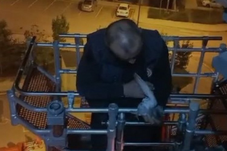 Elazığ itfaiye ekiplerinden duygusal anlar! Minik g&uuml;vercine can suyu oldular