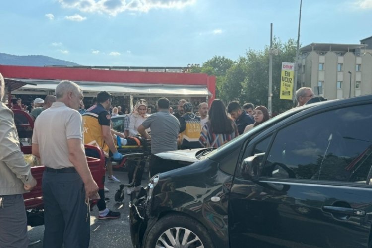 Bursa'da pırpır ile otomobil &ccedil;arpıştı! 1'i ağır 2 yaralı