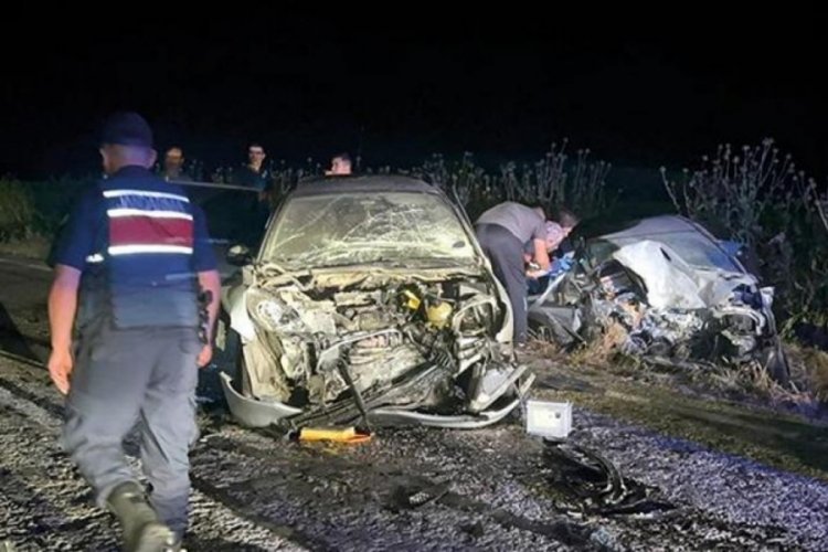 Oğlunu sollamaya &ccedil;alışan baba zincirleme kazaya sebep oldu: 3 &ouml;l&uuml;, 5 yaralı