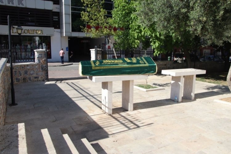 Camide gizemli cenaze! Ekipler saatlerce sahibini aradı
