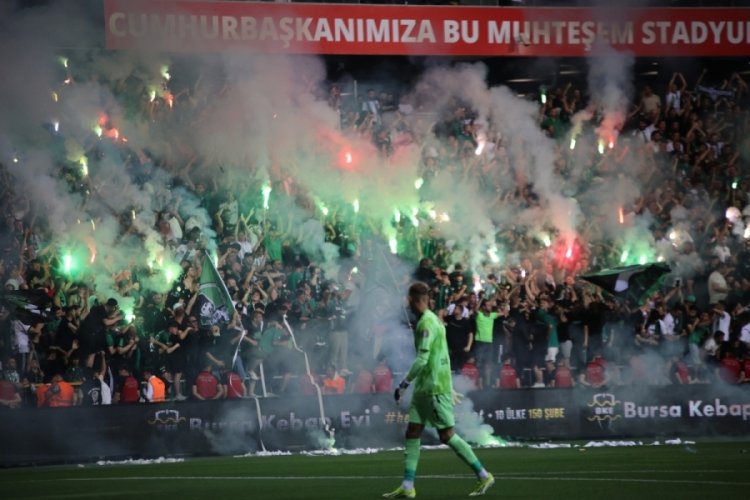 Sakaryaspor - Bodrum FK ma&ccedil;ında stada meşale sokan 2 kişi g&ouml;zaltında