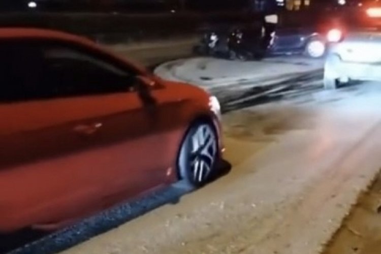 Bursa'da kontrolden &ccedil;ıkan otomobil ağaca &ccedil;arptı, yaya ezilmekten son anda kurtuldu