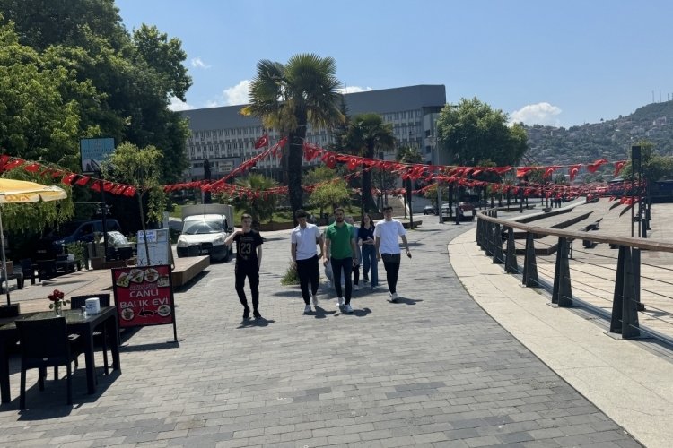 Zonguldak'ta 27 dereceyi g&ouml;re sahile koştu