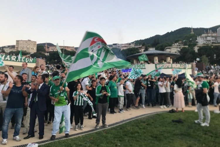 Bursaspor taraftarlarından coşkulu kutlama