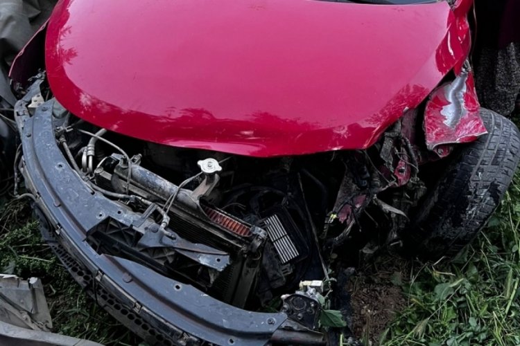 Otomobil bariyerlere girdi! Bursalı gen&ccedil; kız &ouml;l&uuml;mden d&ouml;nd&uuml;&nbsp;