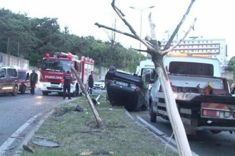 İstanbul'da aydınlatma direği otomobilin &uuml;zerine devrildi