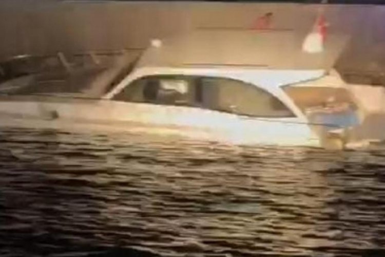 İstanbul'da batmak &uuml;zere olan teknedeki 10 kişiyi kurtarıldı