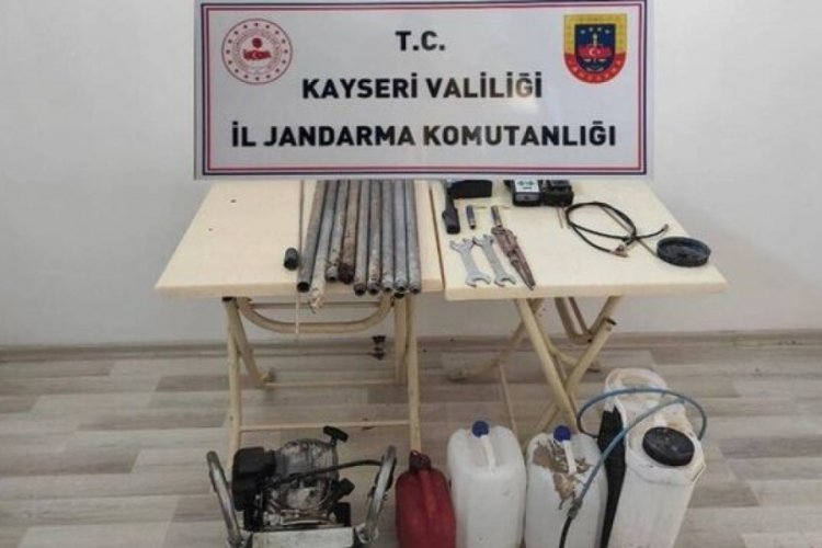 Kayseri'de izinsiz kazı yaparken su&ccedil;&uuml;st&uuml; yakalandılar