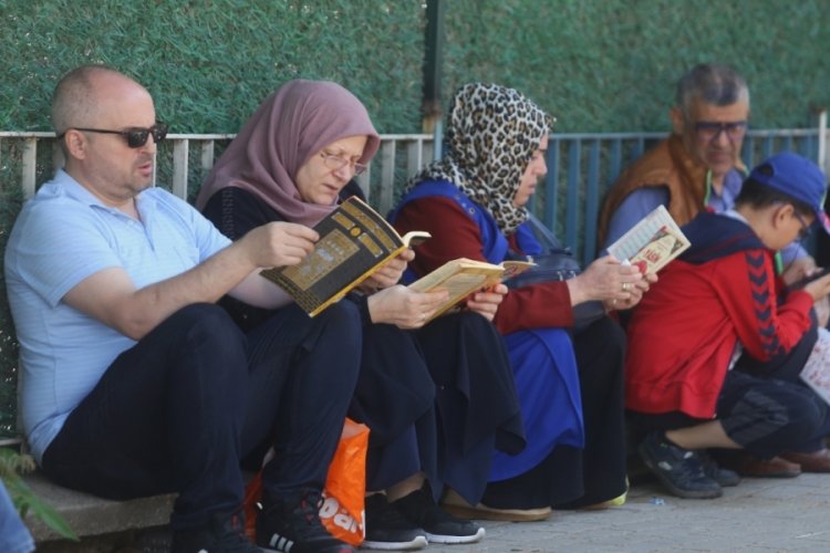 Bursa'da LGS heyecanı: Aileler dualarla bekledi