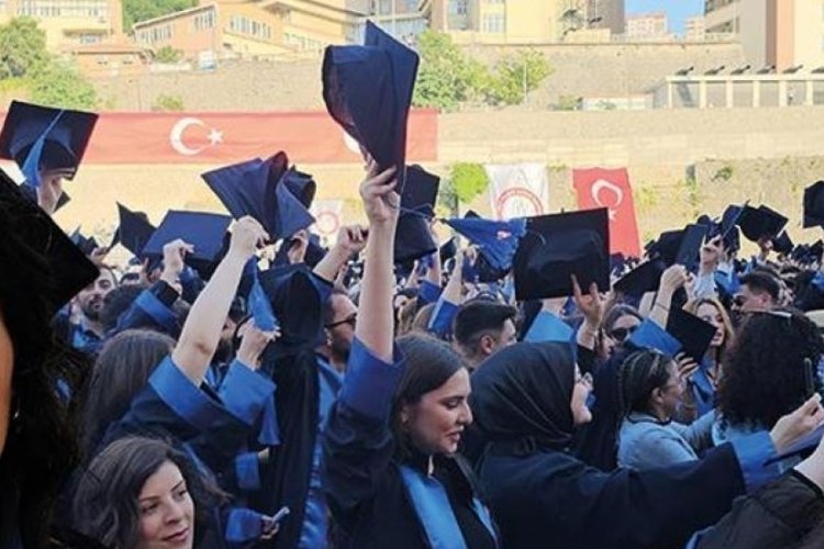 Zonguldak'ta 42 yaşındaki kadın öğrenci üniversiteden birincilikle mezun oldu 