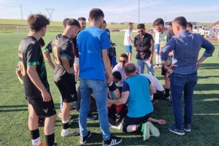 İki futbolcu sıcaktan baygınlık ge&ccedil;irdi